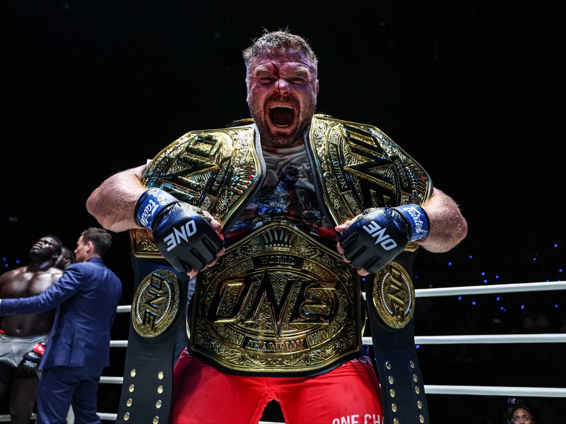 Anatoli Malykhin háromsúlycsoportos MMA-világbajnokként vonul vissza