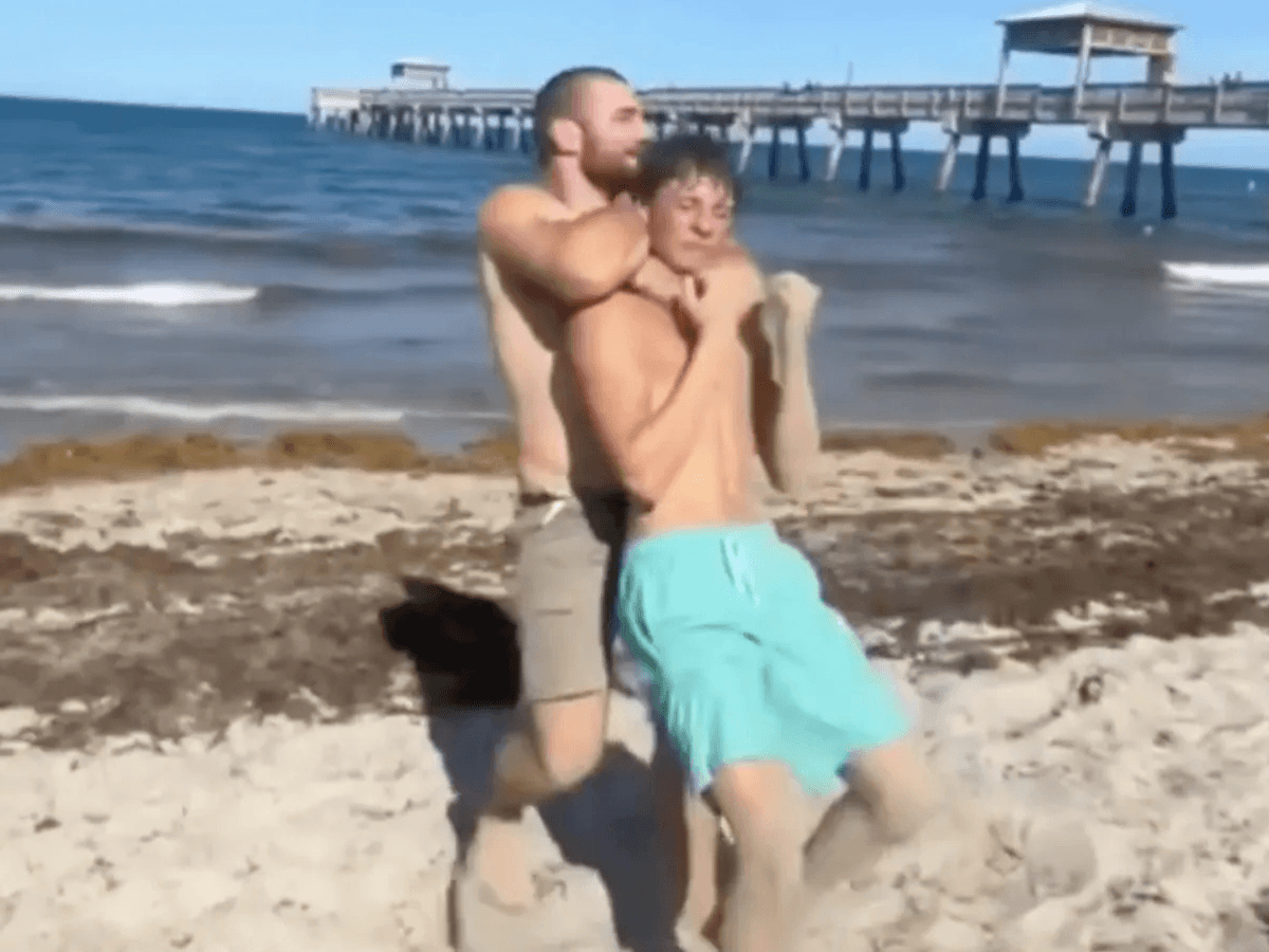 A UFC-bajnok Sean Strickland fojtófogással küldött padlóra egy rajongót a tengerparton