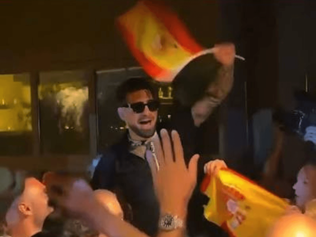 Napszemüvegben ünnepli Spanyolország vb-győzelmét a UFC korábbi bajnoka, Ilia Topuria