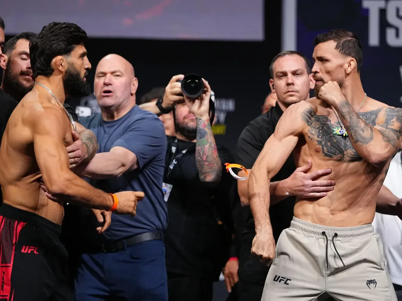 Csoda, hogy nem csattant pofon: Dana White választotta szét Tsarukyant és Ruffyt az UFC 331 mérlegelésén